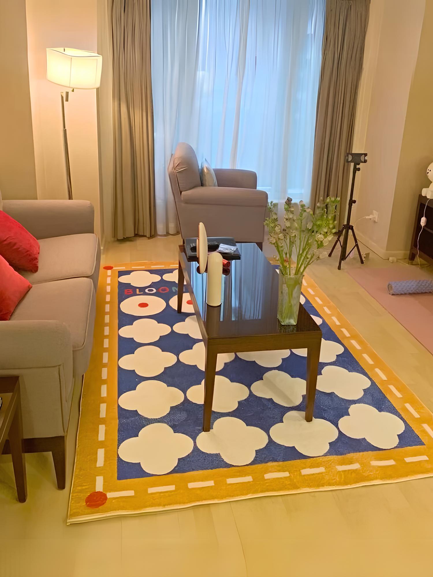 Tapis avec contour jaune, intérieur bleu et motifs blancs