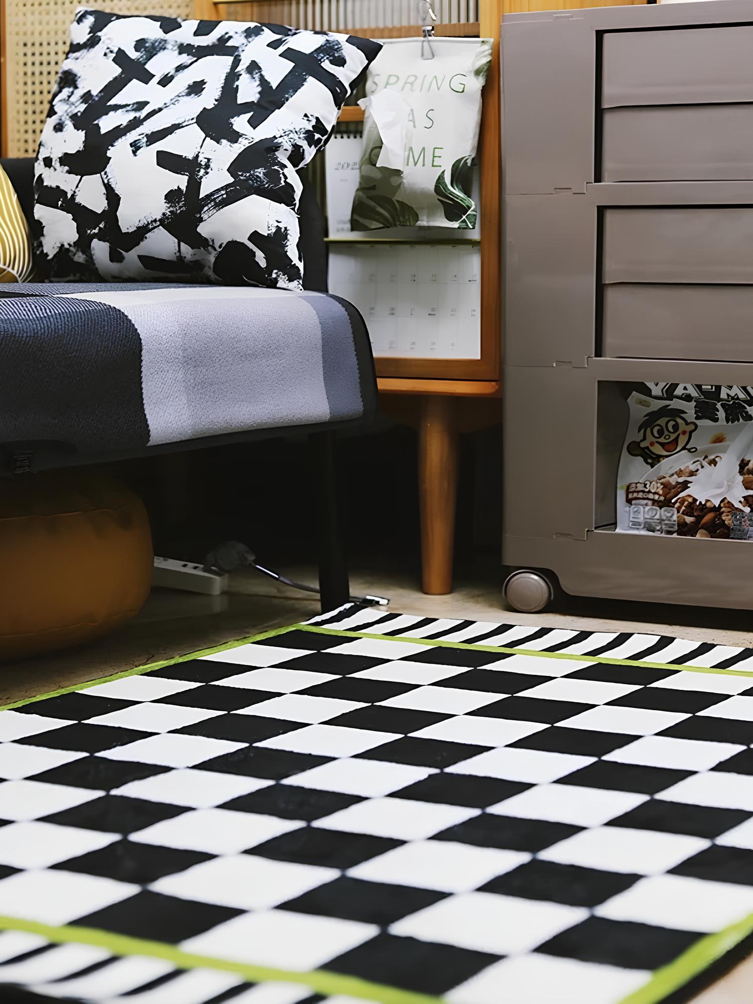 Tapis à carreaux noir et blanc avec une touche de vert pour une décoration élégante