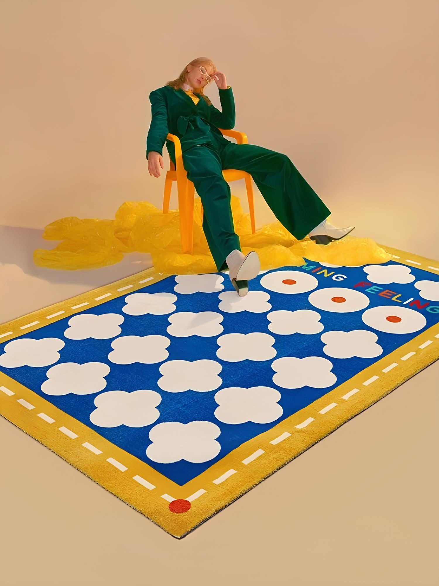 Tapis avec contour jaune, intérieur bleu et motifs blancs